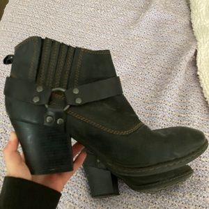 BLACK LEATHER ANKLE BOOTS